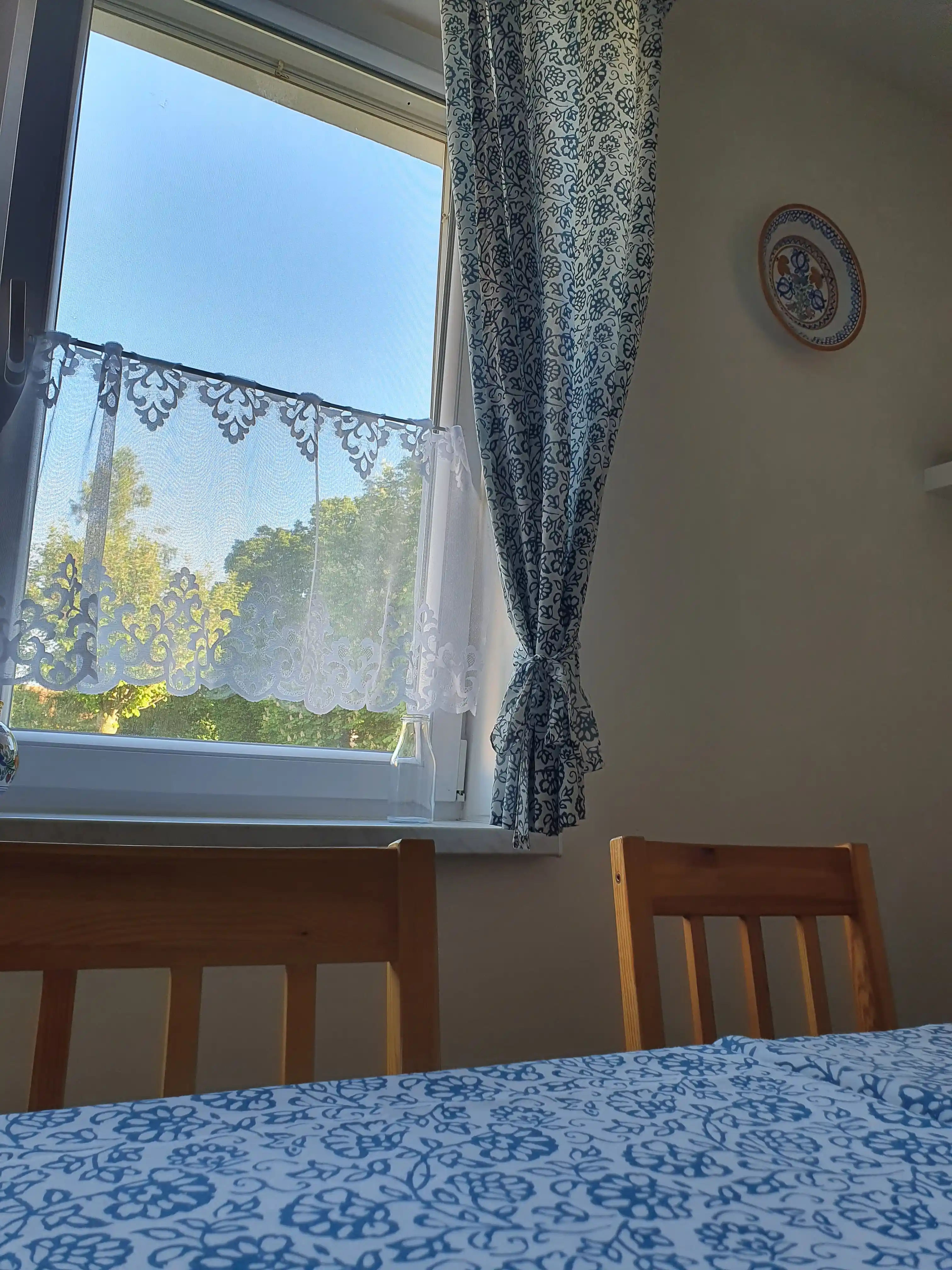 Stůl v modrém apartmánu