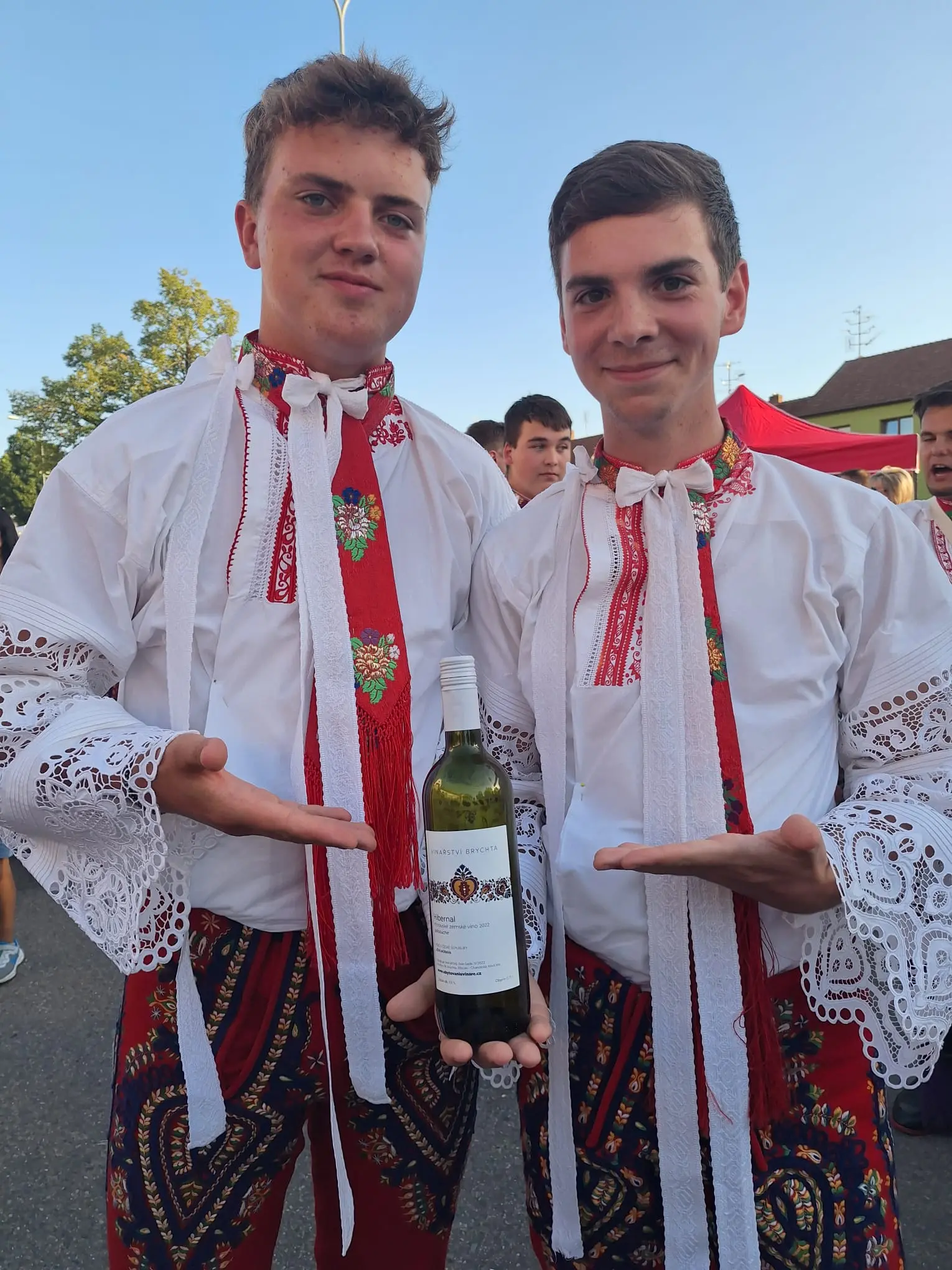 Víno mezi krojovanými členy rodiny